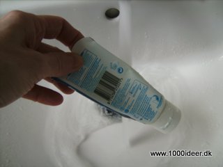 Tm tandpastatuben med varmt vand